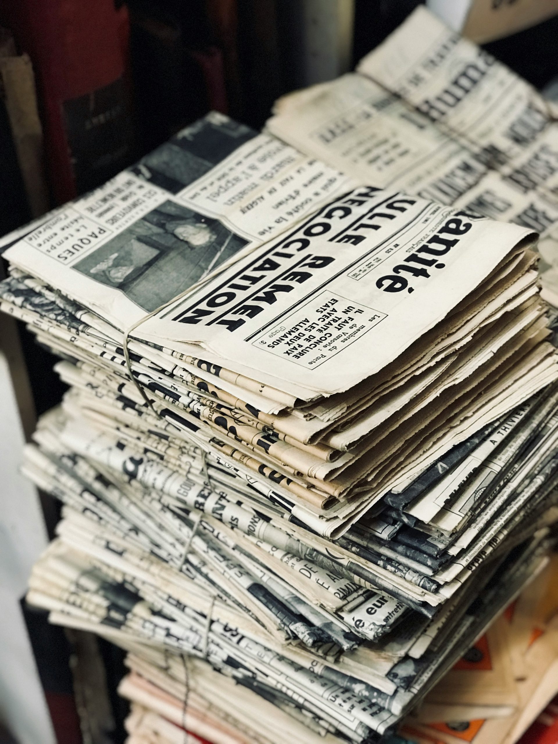 Piles de vieux journaux